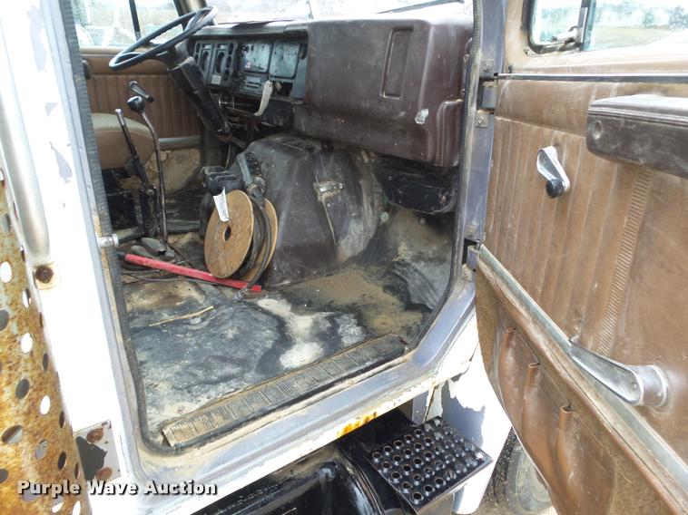 image for item CB9935 1988 International 1954 service truck with crane