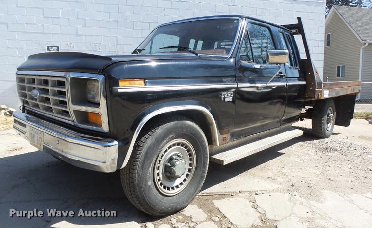 image for item DA0602 1985 Ford F250 XLT Lariat Ext. Cab flatbed pickup truck
