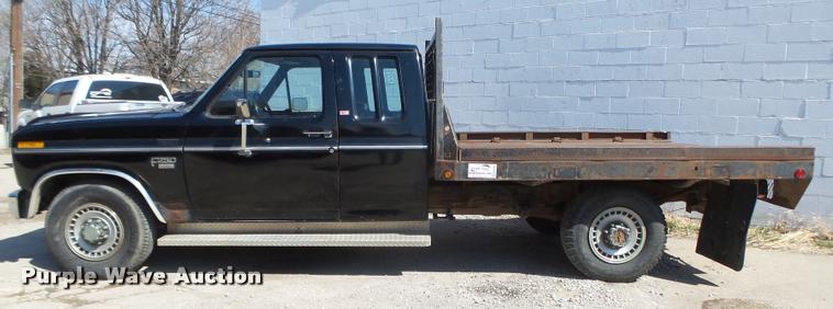 image for item DA0602 1985 Ford F250 XLT Lariat Ext. Cab flatbed pickup truck