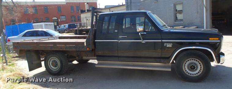 image for item DA0602 1985 Ford F250 XLT Lariat Ext. Cab flatbed pickup truck