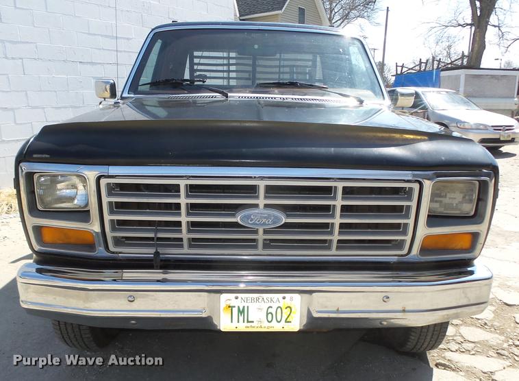 image for item DA0602 1985 Ford F250 XLT Lariat Ext. Cab flatbed pickup truck