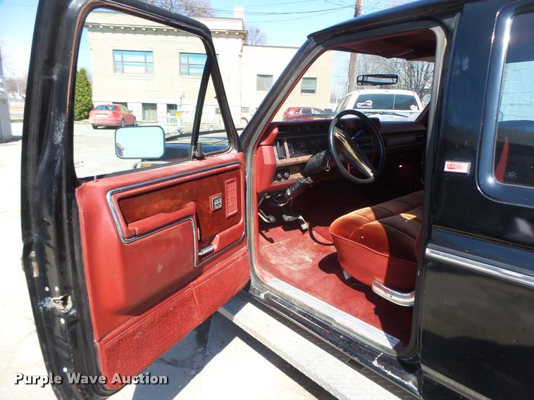 image for item DA0602 1985 Ford F250 XLT Lariat Ext. Cab flatbed pickup truck