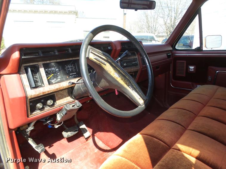 image for item DA0602 1985 Ford F250 XLT Lariat Ext. Cab flatbed pickup truck