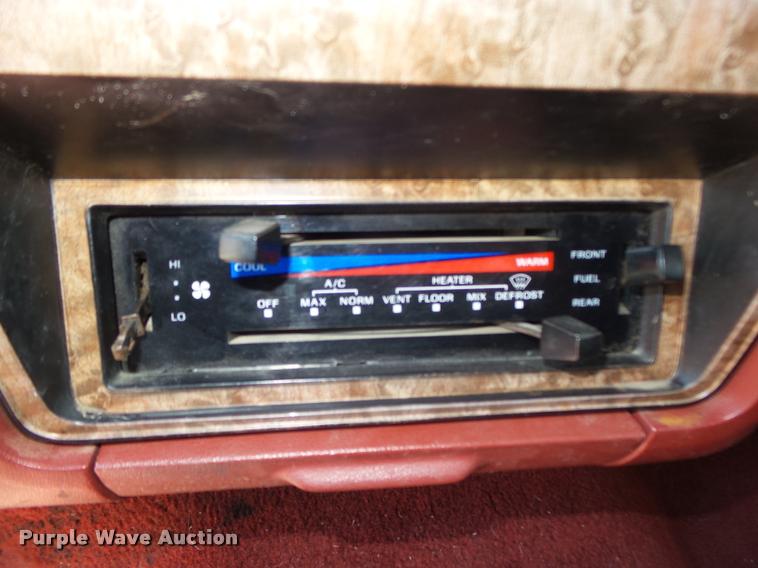 image for item DA0602 1985 Ford F250 XLT Lariat Ext. Cab flatbed pickup truck