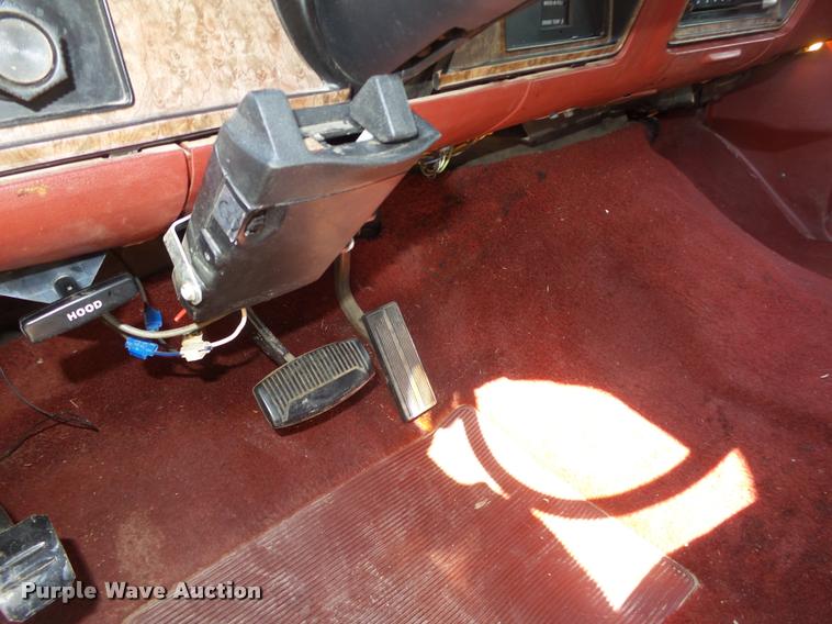 image for item DA0602 1985 Ford F250 XLT Lariat Ext. Cab flatbed pickup truck