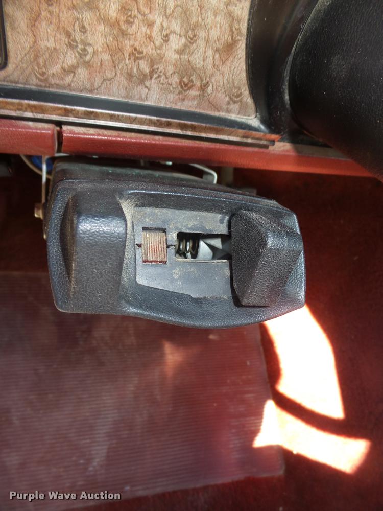 image for item DA0602 1985 Ford F250 XLT Lariat Ext. Cab flatbed pickup truck