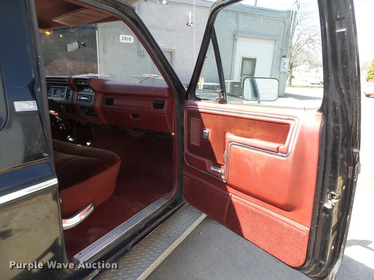 image for item DA0602 1985 Ford F250 XLT Lariat Ext. Cab flatbed pickup truck