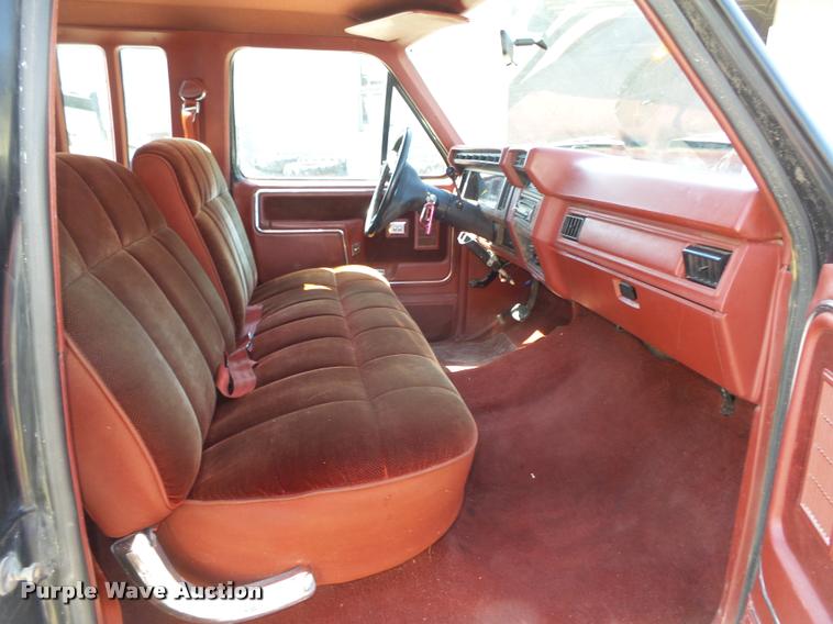 image for item DA0602 1985 Ford F250 XLT Lariat Ext. Cab flatbed pickup truck