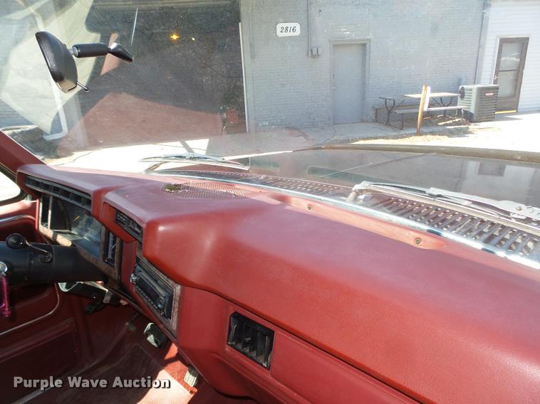 image for item DA0602 1985 Ford F250 XLT Lariat Ext. Cab flatbed pickup truck