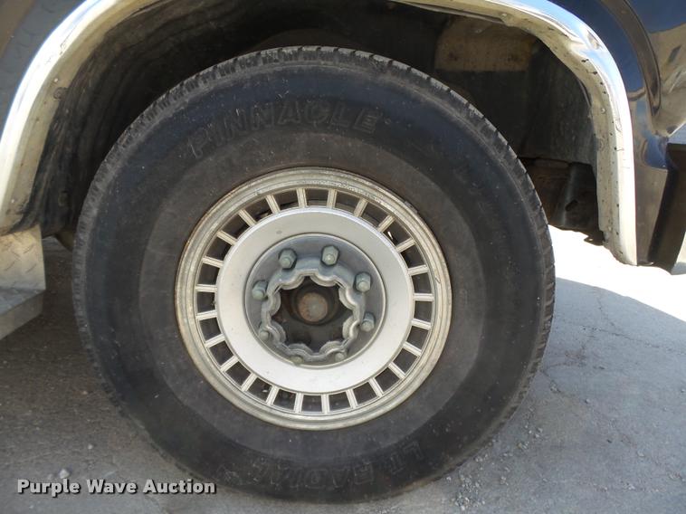 image for item DA0602 1985 Ford F250 XLT Lariat Ext. Cab flatbed pickup truck