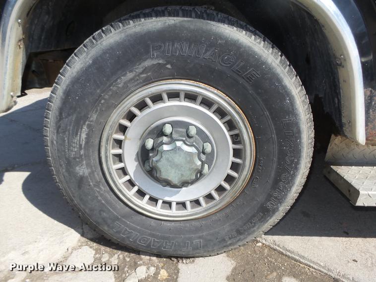 image for item DA0602 1985 Ford F250 XLT Lariat Ext. Cab flatbed pickup truck