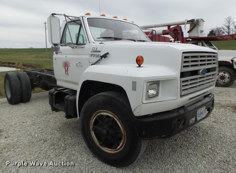 image for item DA3393 1992 Ford F700 truck cab and chassis
