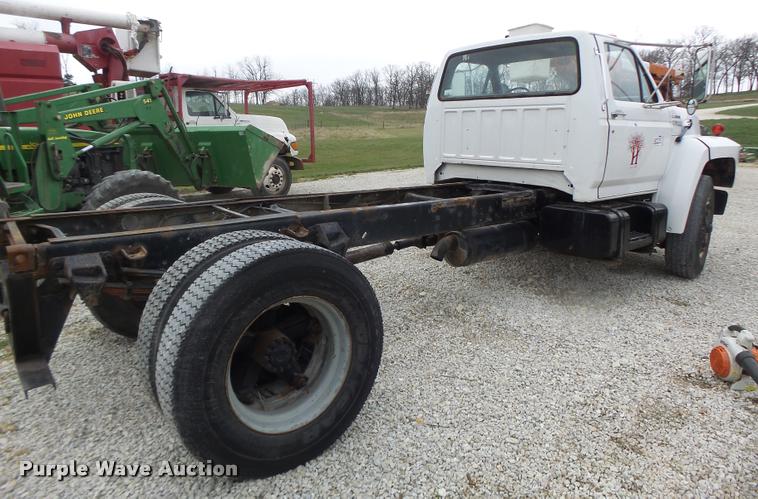 image for item DA3393 1992 Ford F700 truck cab and chassis