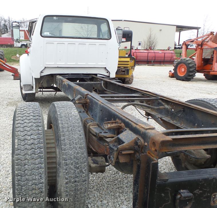 image for item DA3393 1992 Ford F700 truck cab and chassis