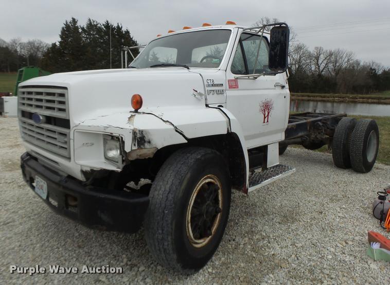 image for item DA3393 1992 Ford F700 truck cab and chassis