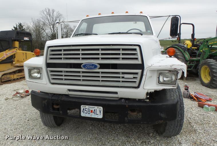 image for item DA3393 1992 Ford F700 truck cab and chassis