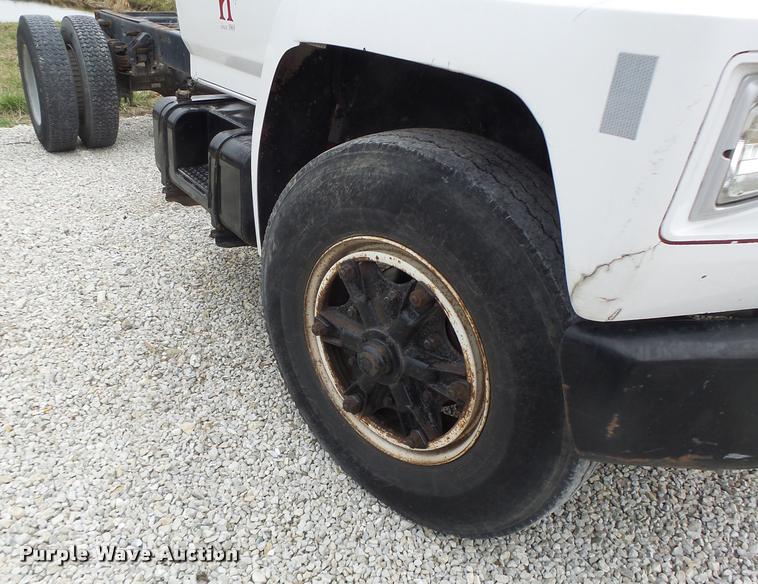 image for item DA3393 1992 Ford F700 truck cab and chassis