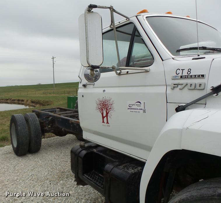 image for item DA3393 1992 Ford F700 truck cab and chassis
