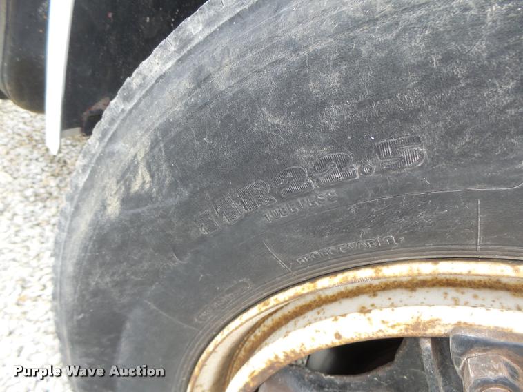 image for item DA3393 1992 Ford F700 truck cab and chassis