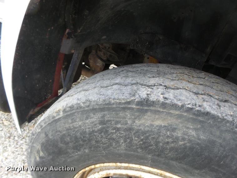 image for item DA3393 1992 Ford F700 truck cab and chassis