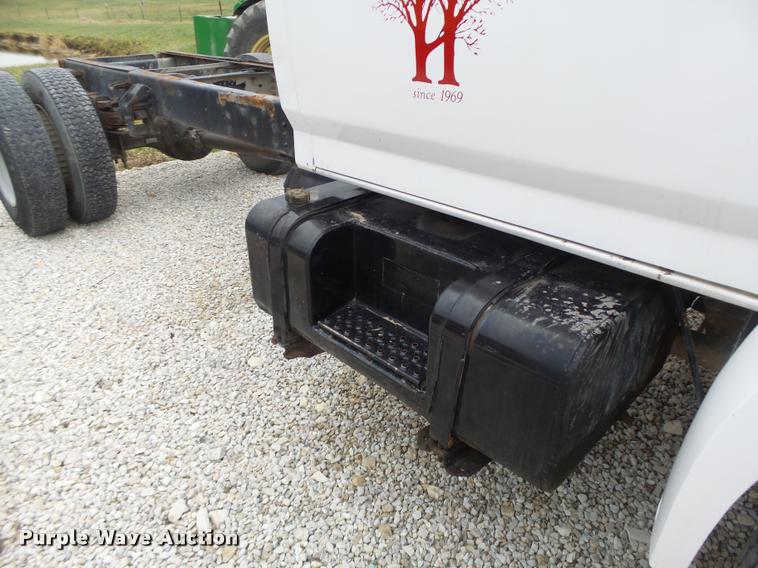 image for item DA3393 1992 Ford F700 truck cab and chassis