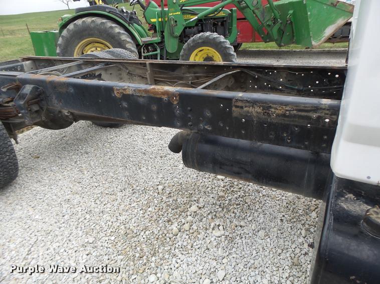 image for item DA3393 1992 Ford F700 truck cab and chassis