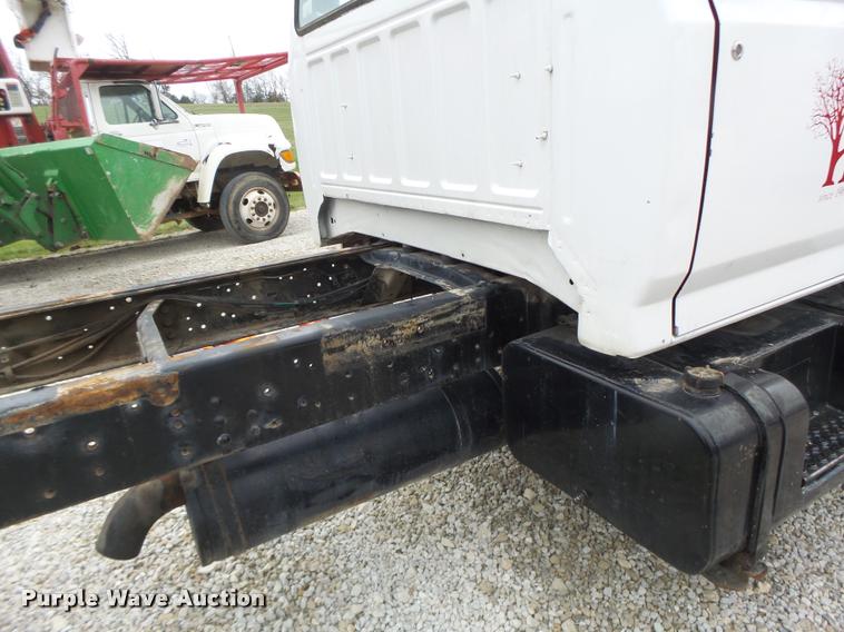 image for item DA3393 1992 Ford F700 truck cab and chassis