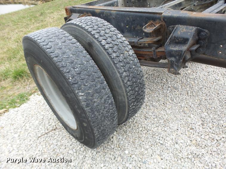 image for item DA3393 1992 Ford F700 truck cab and chassis