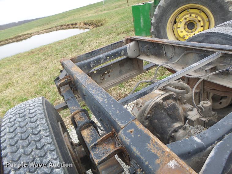 image for item DA3393 1992 Ford F700 truck cab and chassis