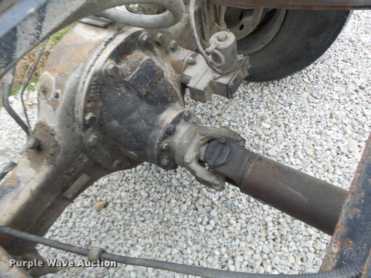 image for item DA3393 1992 Ford F700 truck cab and chassis