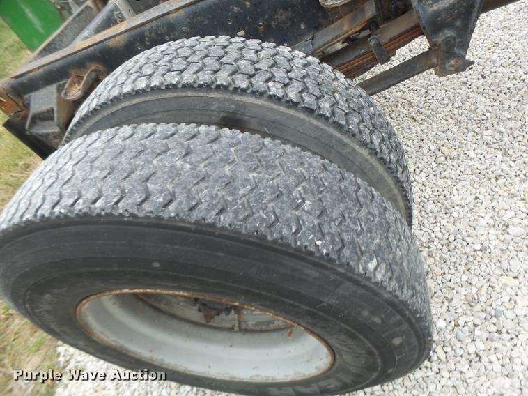 image for item DA3393 1992 Ford F700 truck cab and chassis