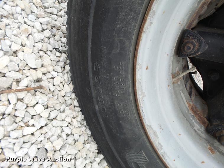 image for item DA3393 1992 Ford F700 truck cab and chassis