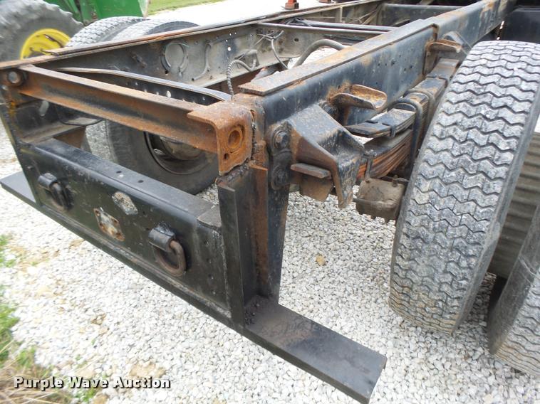 image for item DA3393 1992 Ford F700 truck cab and chassis