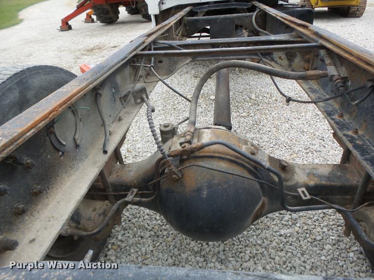 image for item DA3393 1992 Ford F700 truck cab and chassis