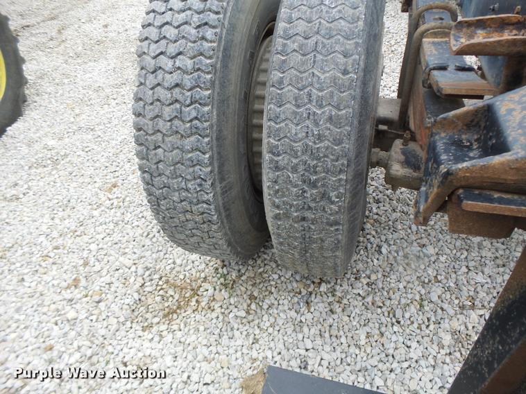 image for item DA3393 1992 Ford F700 truck cab and chassis