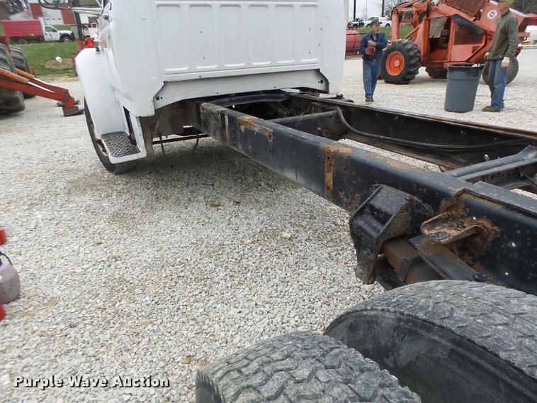 image for item DA3393 1992 Ford F700 truck cab and chassis