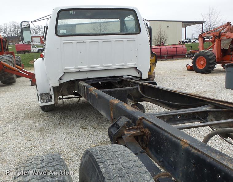 image for item DA3393 1992 Ford F700 truck cab and chassis