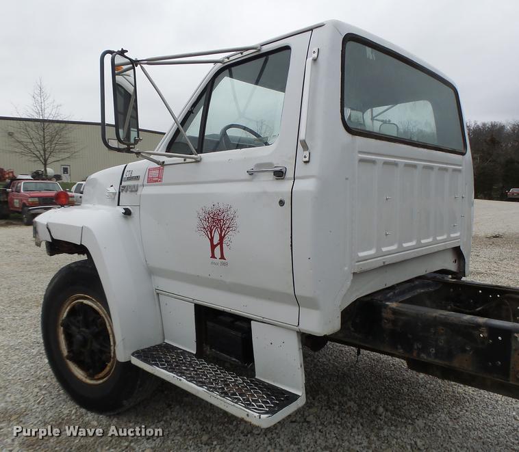 image for item DA3393 1992 Ford F700 truck cab and chassis