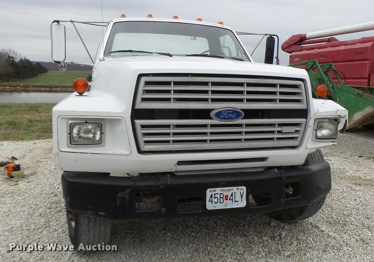 image for item DA3393 1992 Ford F700 truck cab and chassis