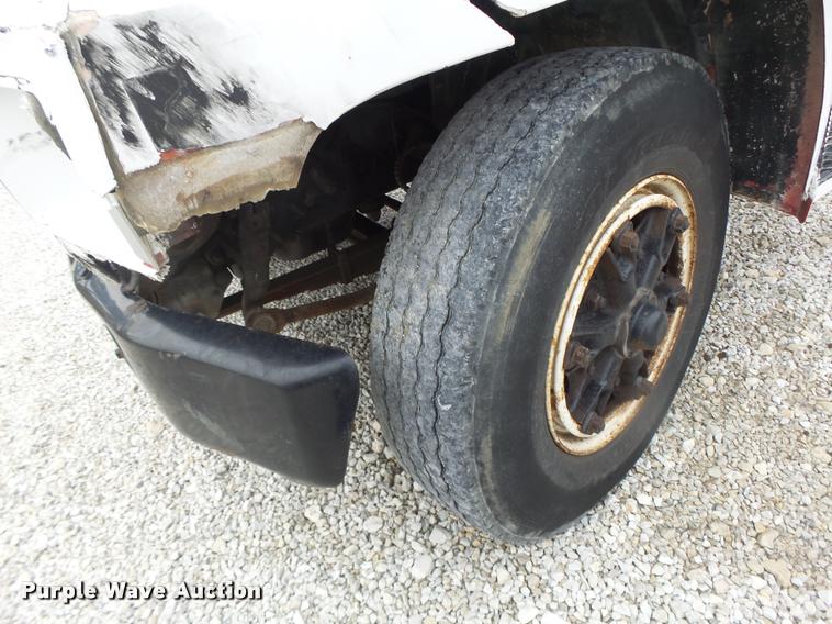 image for item DA3393 1992 Ford F700 truck cab and chassis