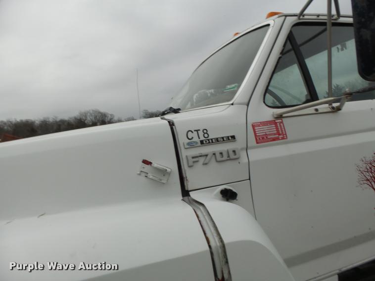 image for item DA3393 1992 Ford F700 truck cab and chassis