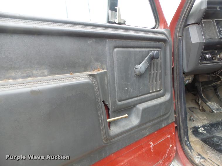 image for item DA3393 1992 Ford F700 truck cab and chassis