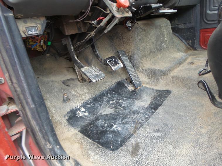 image for item DA3393 1992 Ford F700 truck cab and chassis