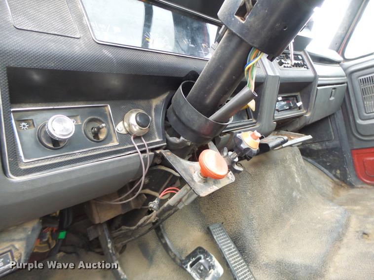 image for item DA3393 1992 Ford F700 truck cab and chassis