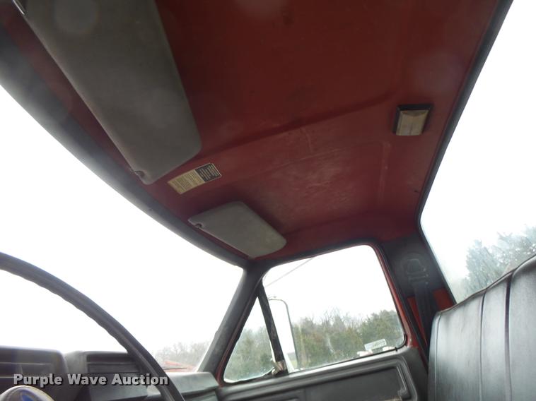 image for item DA3393 1992 Ford F700 truck cab and chassis