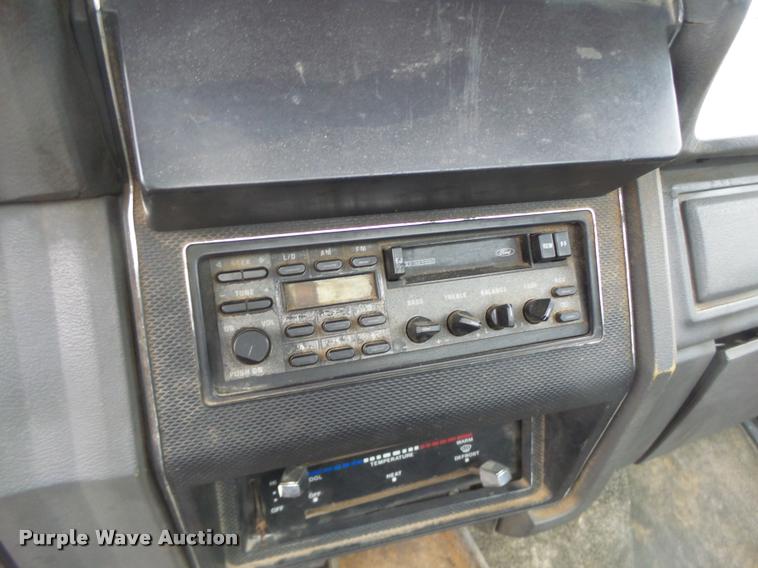 image for item DA3393 1992 Ford F700 truck cab and chassis