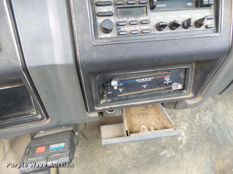 image for item DA3393 1992 Ford F700 truck cab and chassis