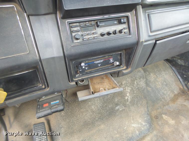 image for item DA3393 1992 Ford F700 truck cab and chassis