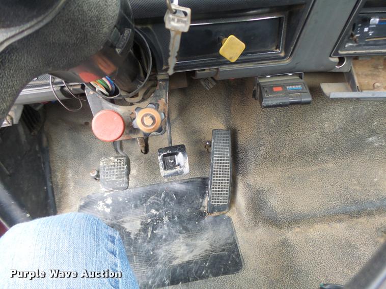 image for item DA3393 1992 Ford F700 truck cab and chassis