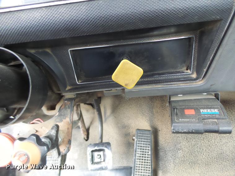 image for item DA3393 1992 Ford F700 truck cab and chassis